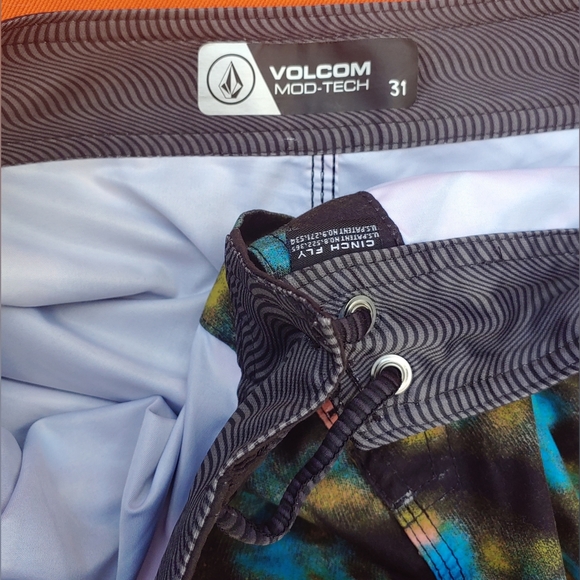 🐬😎Volcom Black Multicolor TieDye Mod Tech Cinch Fly Board Shorts 31 - Picture 5 of 5